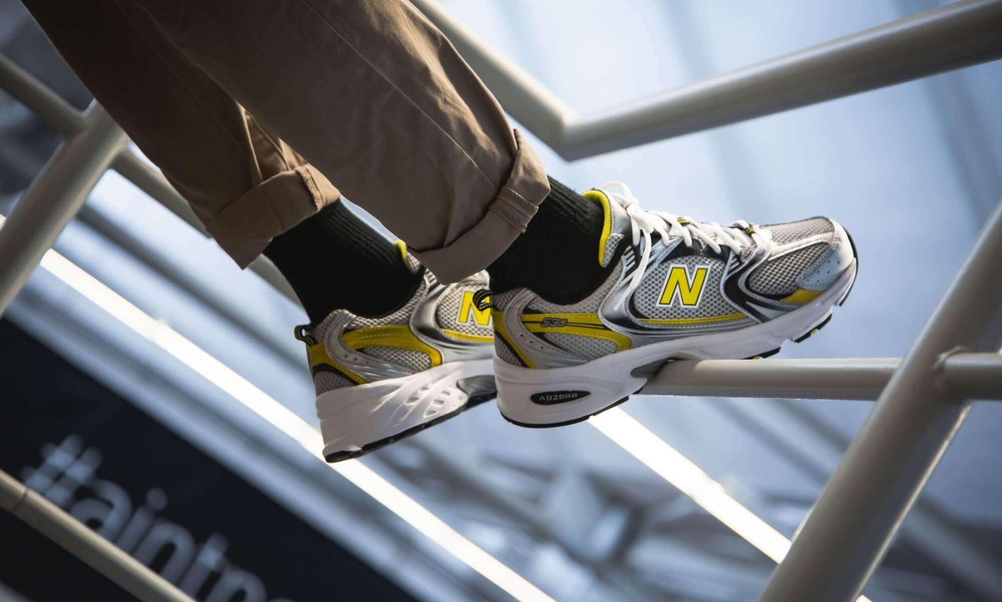 Sneakers New Balance MR530SC dengan warna metalik ini akan kembali populer di tahun ini
